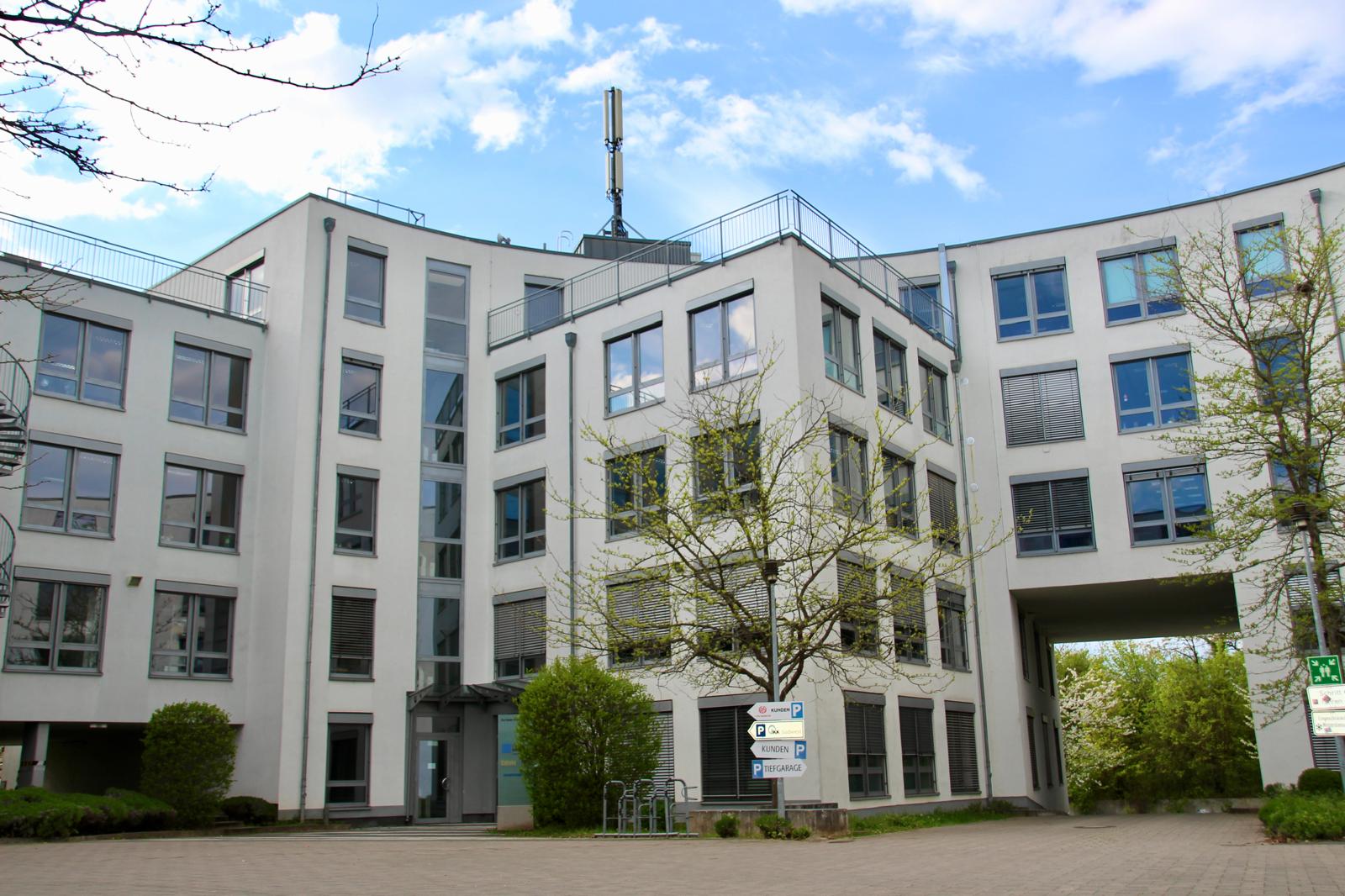 Bild des Praxisgebäudes in Mainz-Gonsenheim von außen.